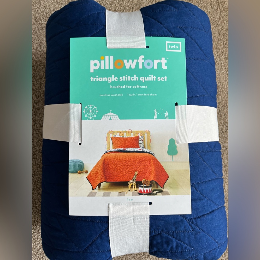 Pillowfort Triangle stitch quilt set